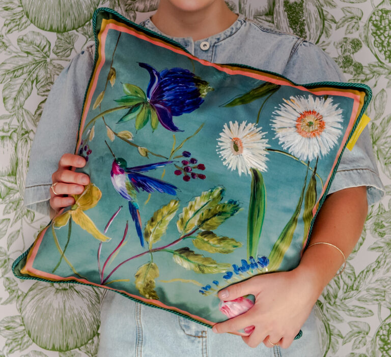 Op de foto zie je kussen emerald van doortje ijpelaar afgebeeld.