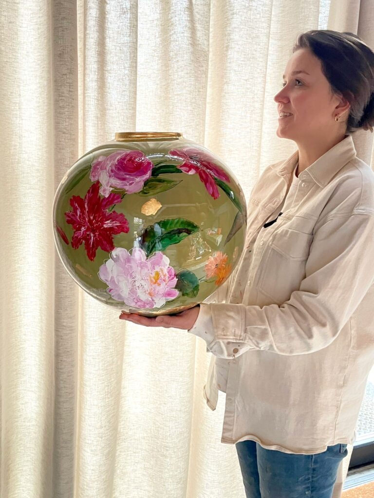 Verde Vaas Doortje IJpelaar vast gehouden door persoon.