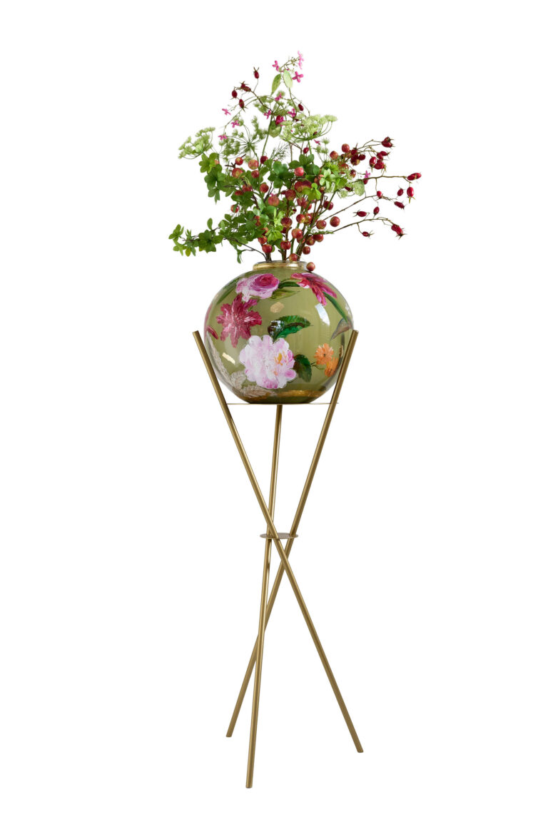 Vaas Verde met Gouden Standaard en bloemen van Doortje IJpelaar