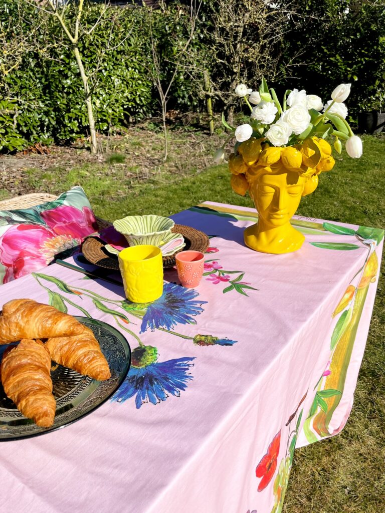 gedekte tafel met tafelkleed flowerfield roze van doortje ijpelaar.