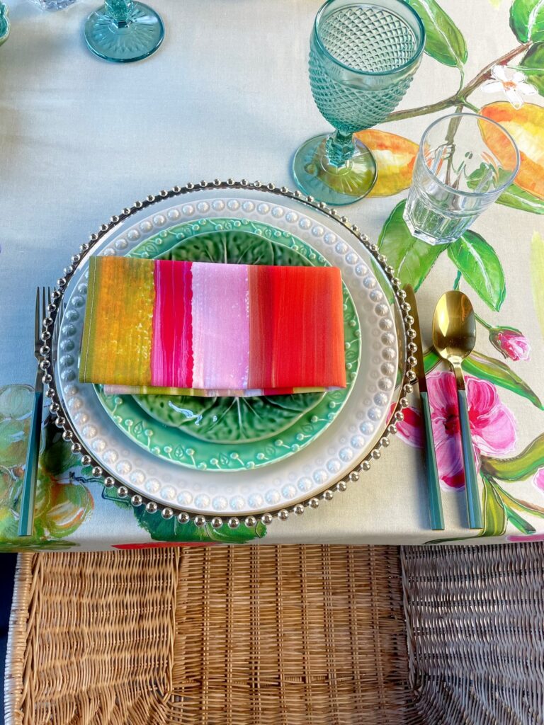 gedekte tafel met tafelkleed flowerfield groen van doortje ijpelaar.