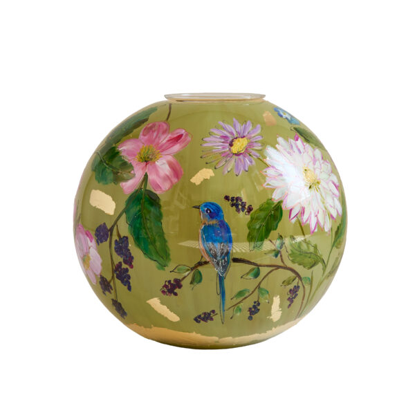 Vaas Golden Green met iris en pioenrozen van Doortje IJpelaar.